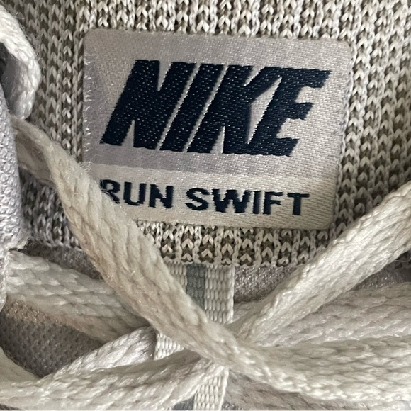 Nike RUN SWIFT Men's Gray Running Shoes - Picture 4 of 10